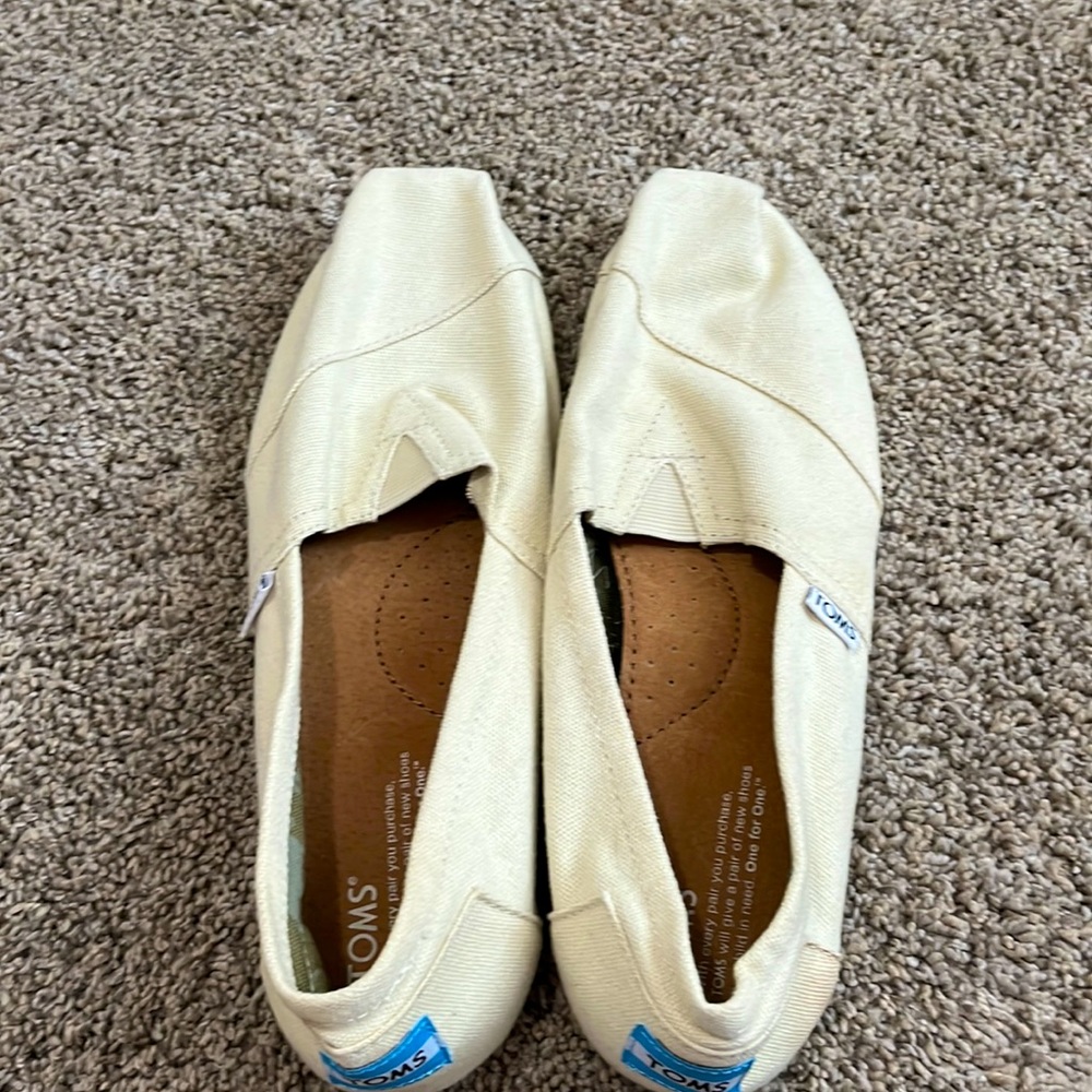NWOT Toms women’s shoes